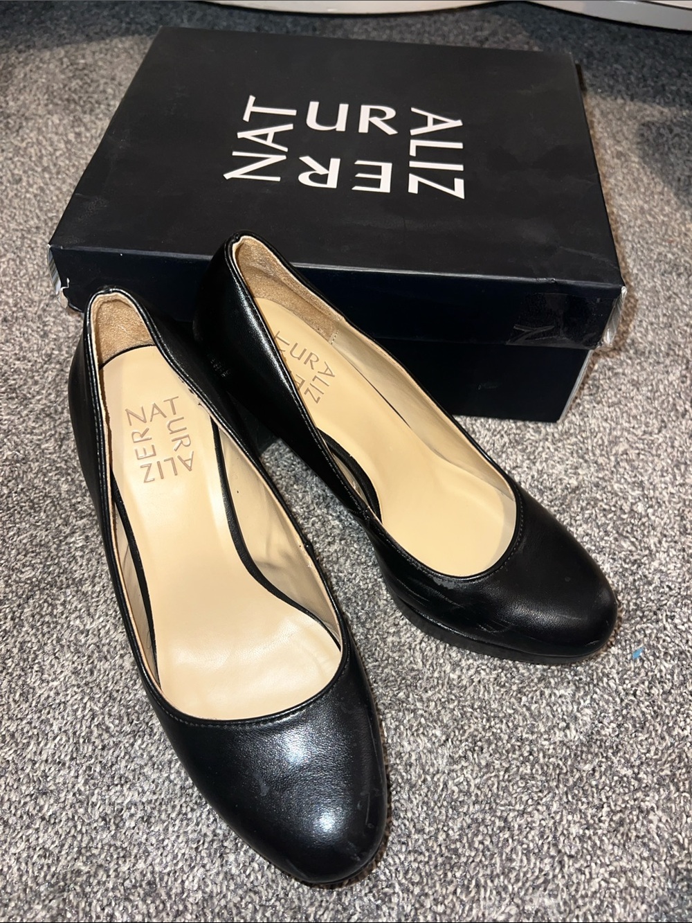 Naturalizer Black Round-Toe Leather Pumps